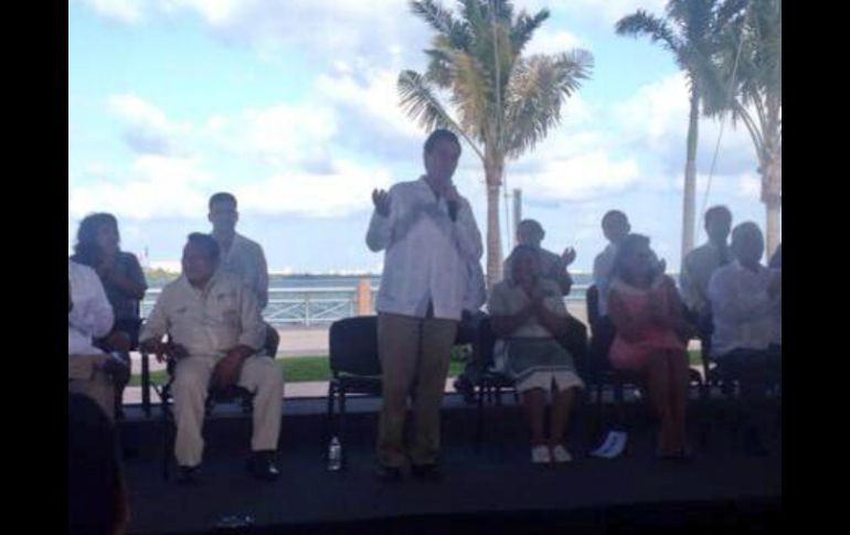 El Presidente Peña Nieto inaugura el Malecón 'Tlajamar' en Quintana Roo. TOMADA DE @MachucaCROC  /