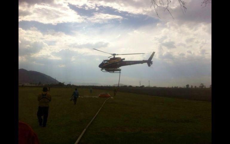 En los trabajos contra el fuego participó un helicóptero del Gobierno estatal. ESPECIAL /