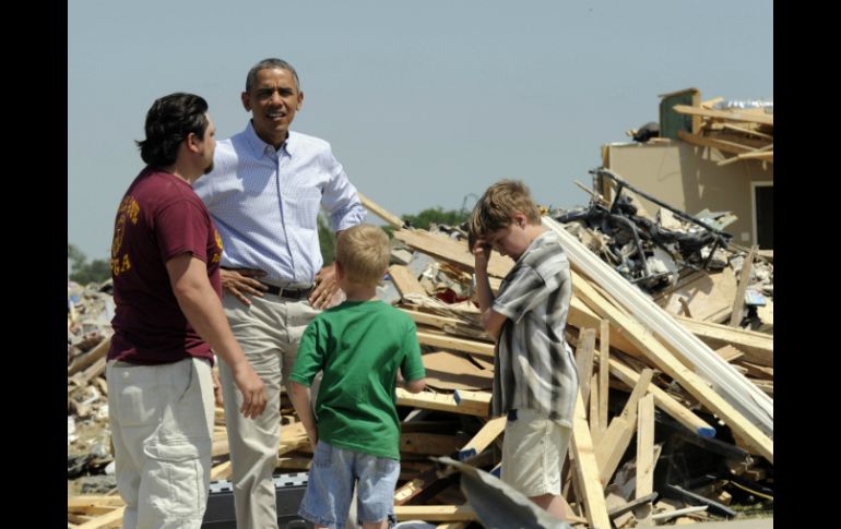 Barack Obama recorre la comunidad de Vilona, una de las regiones más afectadas de Arkansas por los tornados. AP /