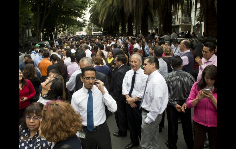 Ciudadanos salen de sus oficinas en la Ciudad de México tras el sismo de 6.6 grados. AFP /