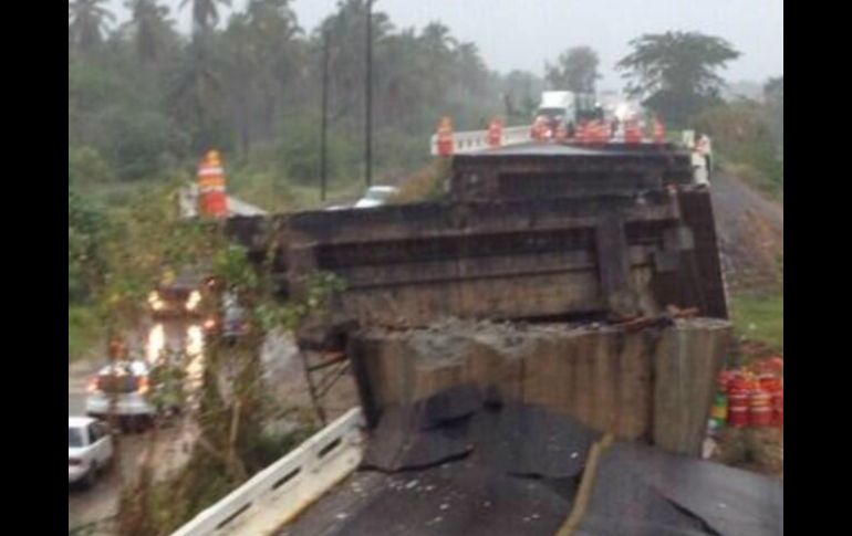 Aspecto del puente El Cuajilote, en Tecpan de Galeana, colapsado tras el sismo. TOMADA DE @beja34. ESPECIAL /