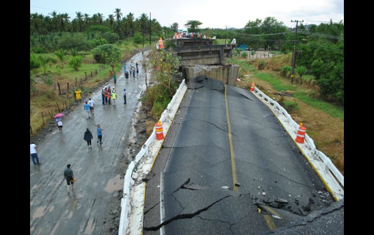El puente 'El Cuajilote' colapsó hoy tras el sismo de 6.4 registrado en Guerrero. EFE /