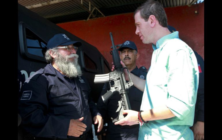 Alfredo Castillo entrega armas y uniformes a los nuevos elementos de la Policía Rural. Foto: @Comisionadomich. SUN /