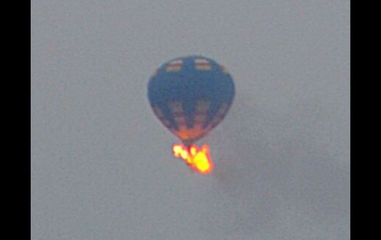 El globo se incendia tras chocar contra líneas eléctricas. AP /