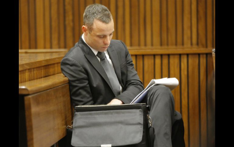 Óscar Pistorius sigue en juicio por el asesinato de su novia Reeva Steenkamp. AP /