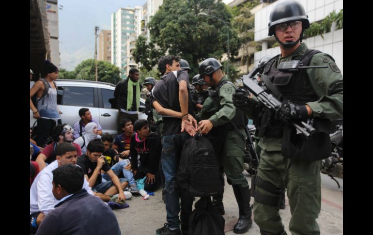 Manifestantes son detenidos por elementos de la Guardia Nacional. ARCHIVO /