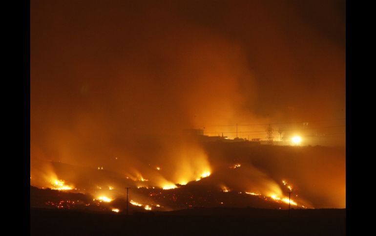 Los incendios en San Diego han dejado un muerto y once casas destruidas. AFP /