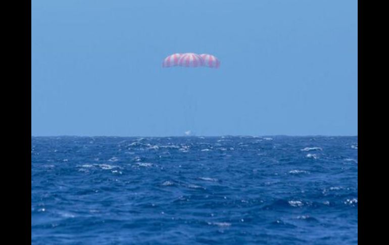 Acuatizó en el Pacífico a unos 480 kilómetros (300 millas) de la península mexicana de Baja California. FOTO: @SpaceX. ESPECIAL /