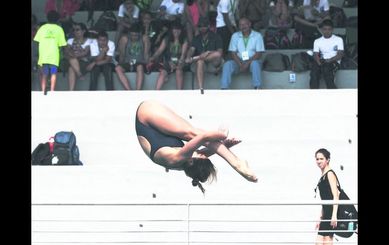 La melladista olímpica, Alejandra Orozco, valido los pronósticos y se quedó con el oro en trampolín femenil, categoría 16-18 años. ESPECIAL /