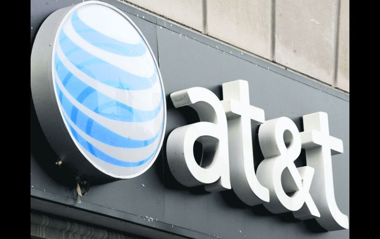 El acuerdo entre AT&T y DirecTv se cerrará en los próximos 12 meses después de una revisión de las autoridades normativas. EFE /