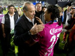 Slim estuvo en Pachuca y felicitó a los jugadores del cuadro guanajuatense, aquí con Carlos Peña. AP /
