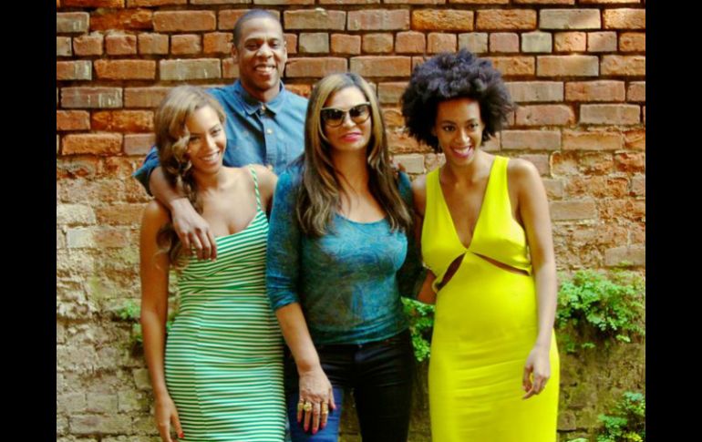 Los tres polémicos artistas posan en una foto familiar junto a Tina, la madre de Beyoncé. ESPECIAL /