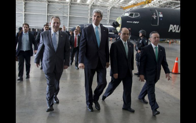 Momento en el que el secretario de Estado norteamericano, John Kerry, arriba a la Ciudad de México. AP /