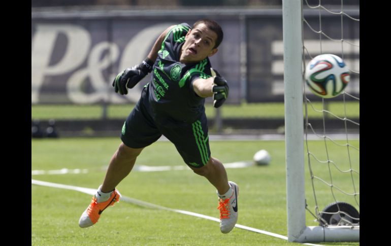 Javier Hernández dice no ver si le falta o no ritmo, sino tomar la oportunidad. AP /