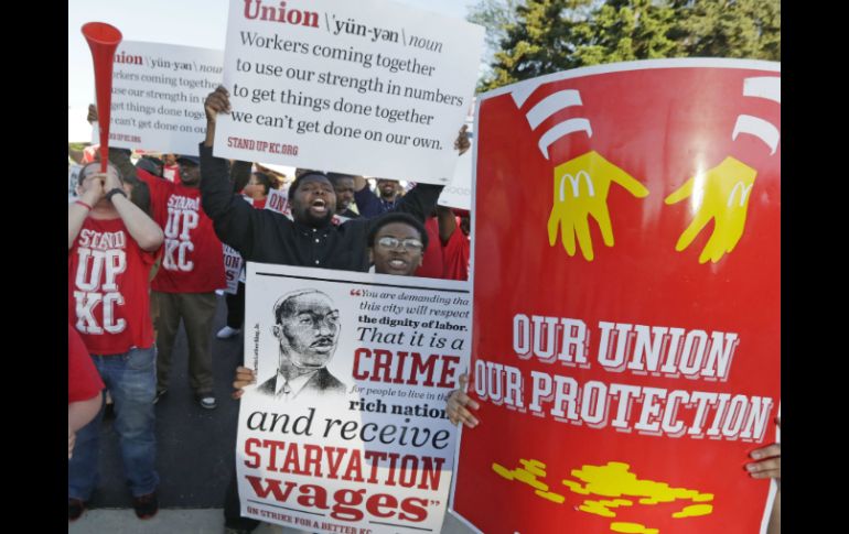 Trabajadores de McDonald's se manifiestan por un mejor salario. AP /