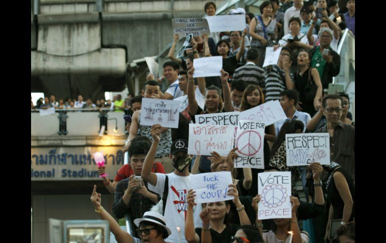 Activistas a favor de la democracia en Tailandia se manifiestan frente al centro de Arte y Cultura (BACC) en el centro de Bangkok. EFE /