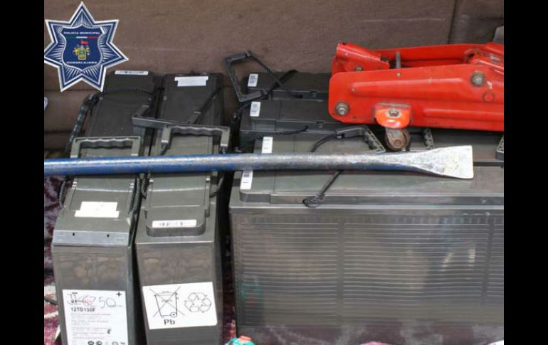 Policías tapatíos aseguraron las batería que pretendían hurtar los ladrones. ESPECIAL /