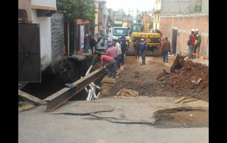 La empresa encargada prometió reparar socavón lo antes posible, afirma delegado de Iztapalapa. Foto: @ServiciosU. ESPECIAL /