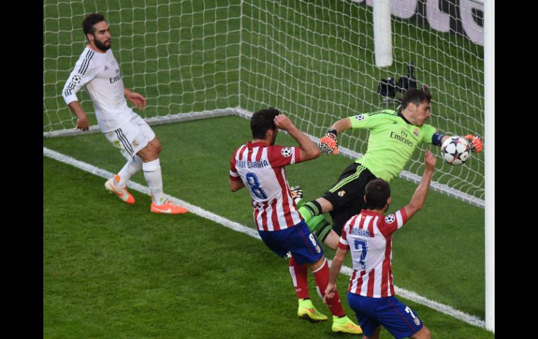 Momento en que el balón entra al arco, Iker Casillas no pudo hacer nada para evitarlo. AFP /