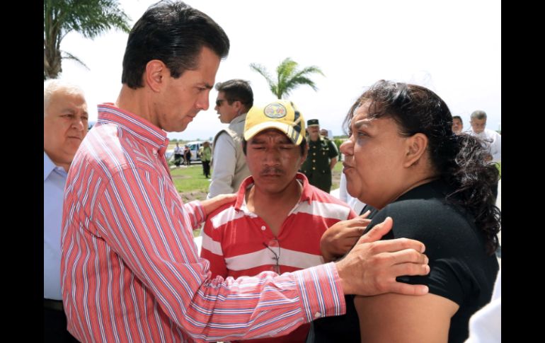 El Presidente Enrique Peña Nieto ofreció su apoyo y solidaridad a los papás de Alejandro. AFP /
