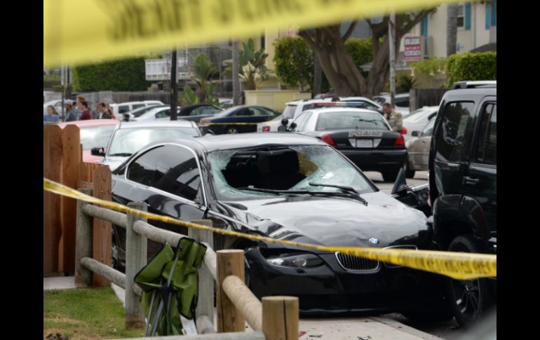 Los agentes encontraron al sospechoso dentro del BMW, muerto de un disparo en la cabeza. AFP /
