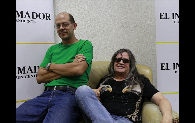 'Somos un grupo (sic) que lleva sudando tarimas y escenarios más de 40 años', explica el líder de la banda Javier Martín'.  /