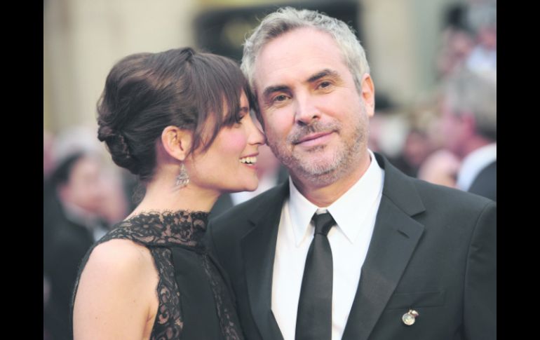 Se retira temporalmente del mundo cinematográfico. El director defeño Alfonso Cuarón con su novia Sheherazade Goldsmith. AP /
