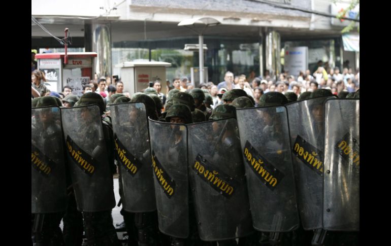 Soldados tailandeses hacen guardia, tras la marcha protagonizada por manifestantes en contra del golpe de estado. EFE /