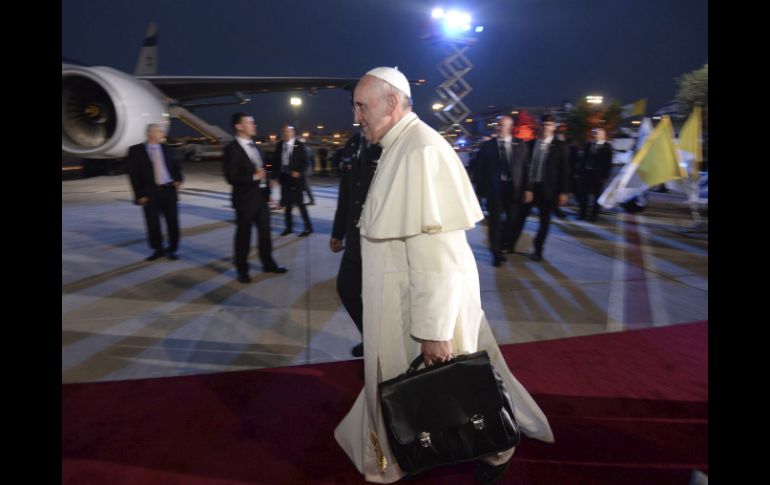 El avión que transportaba al jefe de la Iglesia católica aterrizó en el aeropuerto de Roma-Ciampino. EFE /