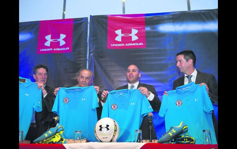 El presidente del Cruz Azul, (segundo de izquierda a derecha), en la presentación de la  nueva marca proveedora de su equipo. MEXSPORT /