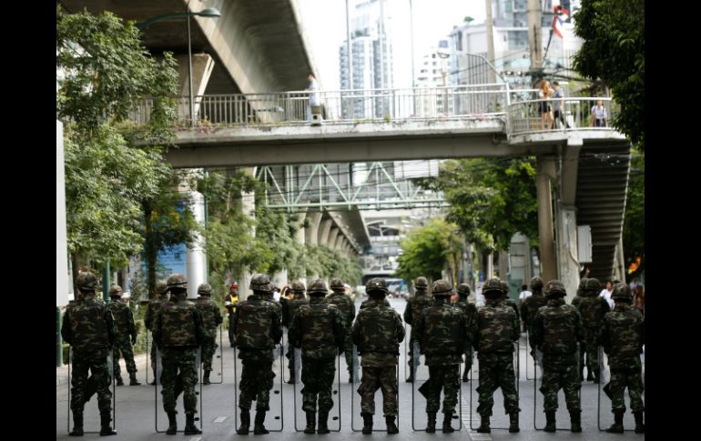 Cientos de soldados y policías tailandeses custodian monumentos y calles de Bangkok ante las protestas contra el régimen. EFE /