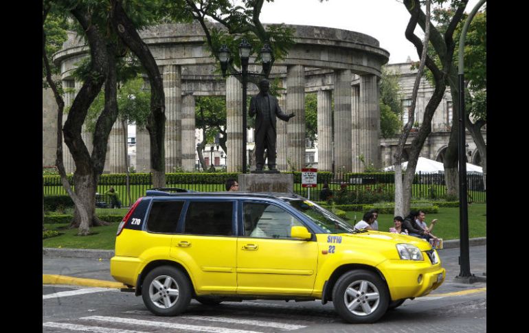 Los taxis con toldo azul pueden prestar servicio dentro de la ciudad, fuera del periférico no tienen permitido levantar pasaje. ARCHIVO /
