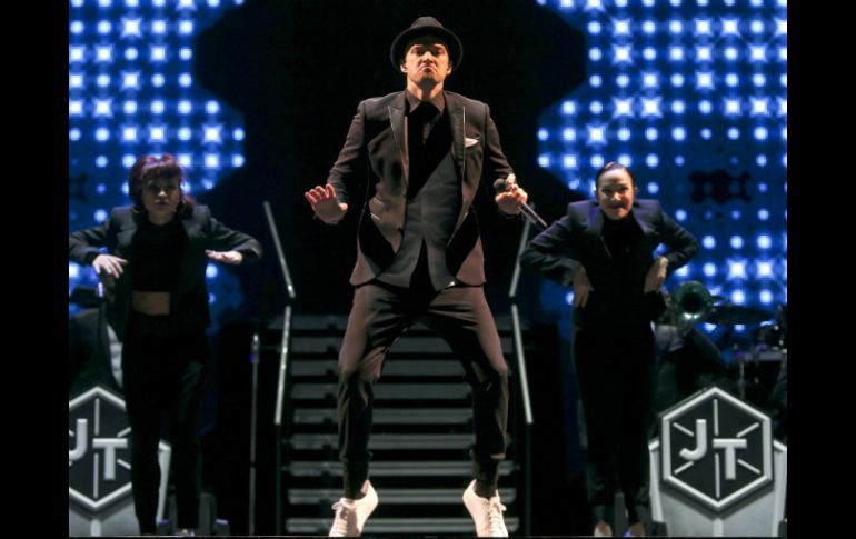 Timberlake apareció vestido de traje negro, zapatillas blancas deportivas y su clásico bombín con clavel rojo enganchado. EFE /