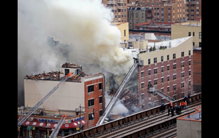 Cientos de familias fueron evacuadas de edificios aledaños tras la explosión en East Harlem. ARCHIVO /