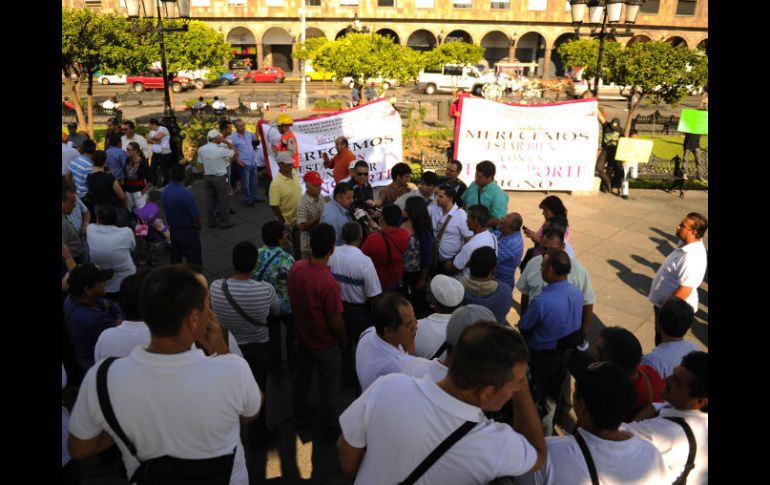 Esta tarde, transportistas se manifestaron para pedir que el precio del pasaje suba a siete pesos.  /