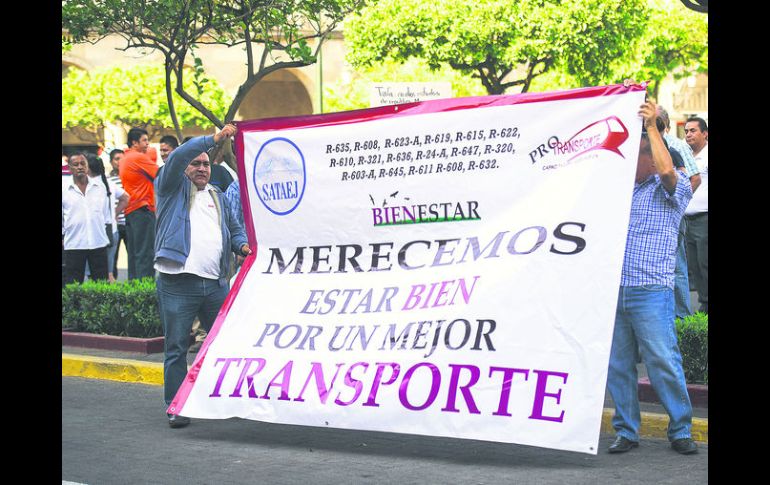 Plaza de Armas. Transportistas se manifestaron ayer afuera de Palacio de Gobierno, en donde entregaron un pliego petitorio.  /