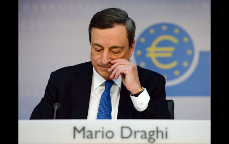 Mario Draghi indica que se bajará al euro en anticipación de la política monetaria que tiende a debilitar a la moneda. AFP /