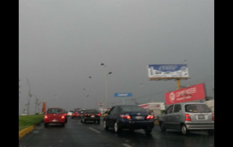 La lluvia provocó que el tráfico se volviera lento en Lázaro Cárdenas.  /