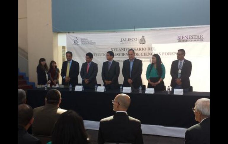 El presídium del evento estuvo conformado por funcionarios del organismo y del gobierno del Estado. Foto: @forensesjalisco. ESPECIAL /