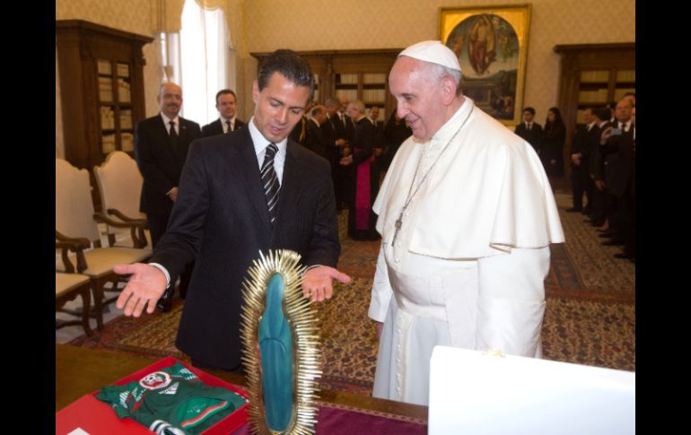 El Papa agradece con una sonrisa el obsequio del Presidente de México. AFP /