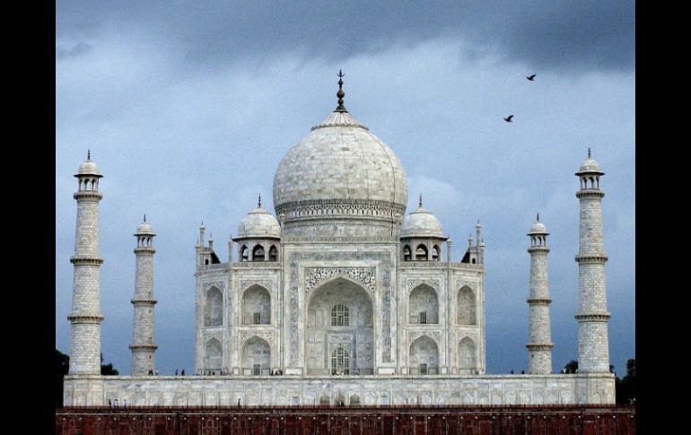 El Taj Mahal es considerado una de las siete maravillas del mundo y declarado por la Unesco Patrimonio de la Humanidad. ARCHIVO /
