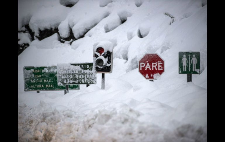 Los pasos terrestres que comunican con Argentina se mantienen cerrados a causa de la nieve en la Cordillera de Los Andes. EFE /