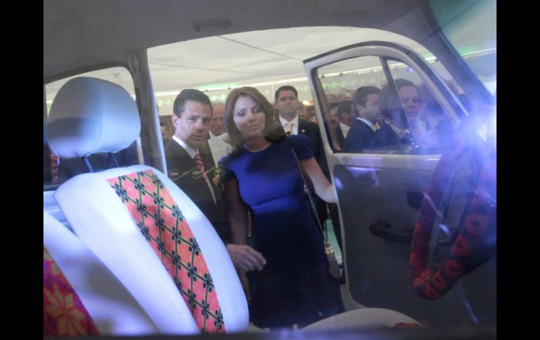 Enrique Peña Nieto acompañado de su esposa, Angélica Rivera, visitan el pabellón turístico de México en Madrid. NTX /