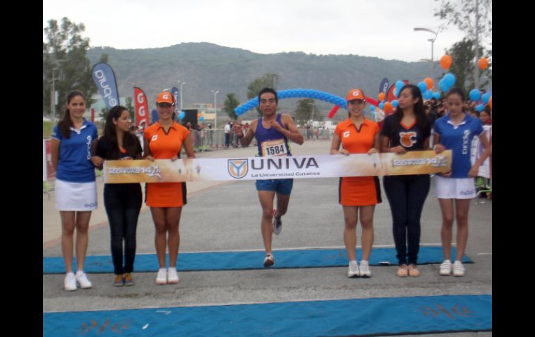 Juan Carlos Carera llegando a la meta de los 10 kilómetros, en la categoría Libre Varonil.  /