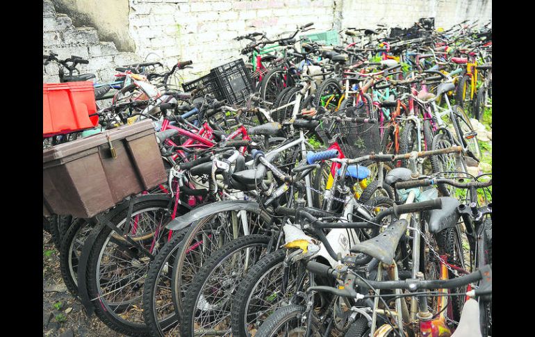 ESPERAN RODAR. Docenas de bicicletas que han sido recuperadas están a la espera de que sus dueños vayan a reclamarlas.  /