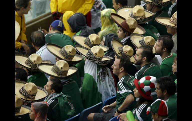 Cientos de aficionados mexicanos acompañan a la Selección Nacional en su debut en Brasil 2014. AP /