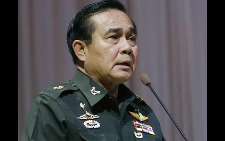 El general Prayuth Chan-ocha destaca el decomiso de armas relacionadas con la agitación política. EFE /