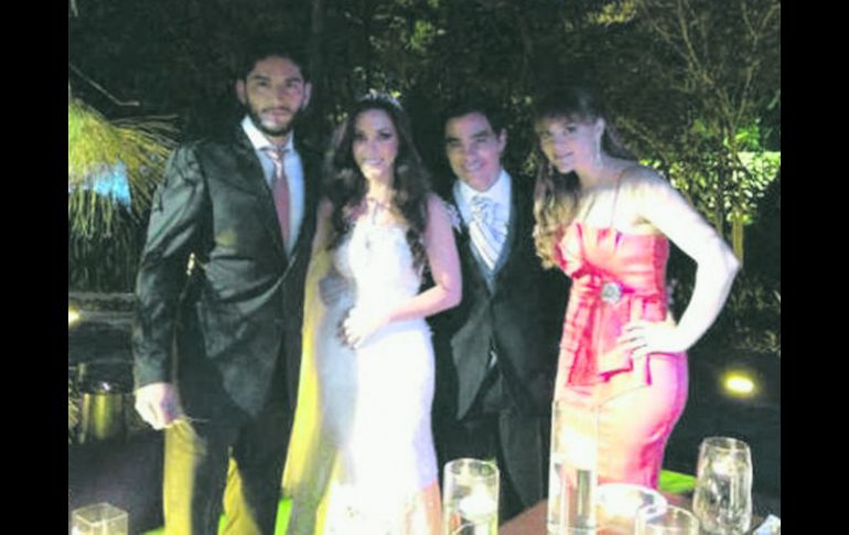 En la imagen aparece Chuy Corona con su futura esposa, vestida de rojo, y dos amigos. TWITTER  /