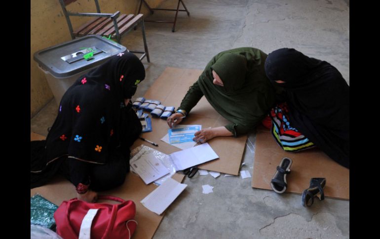 Varios afganos cuentan las papeletas después de las elecciones. AFP /
