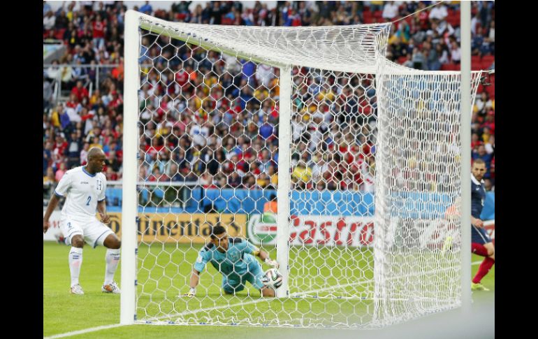 El guardameta de Honduras, Valladares, anota dentro de su portería el gol de Karim Benzema. AP /
